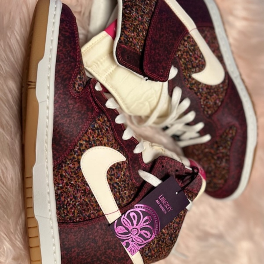 Nike woman's dunk sky hi liberty
